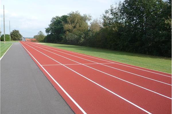 Aanleg kunststof atletiekpiste in PU - Sportinfrabouw NV